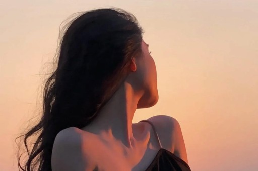 知名网红坑骗粉丝穿真货卖假货被曝光后解释自己是不小心的