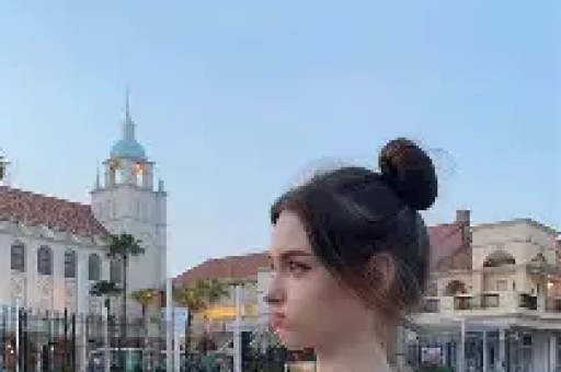 央视表态后给冯小刚走面的韩红底裤都被扒没了