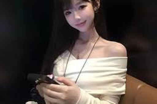 700万粉丝网红“暴躁的小张”突发讣告83岁姥姥骤然离世其两年前曾突发心梗住院常与千万粉丝网红“田姥姥”合拍视频“田”留言：老姐姐一路走好